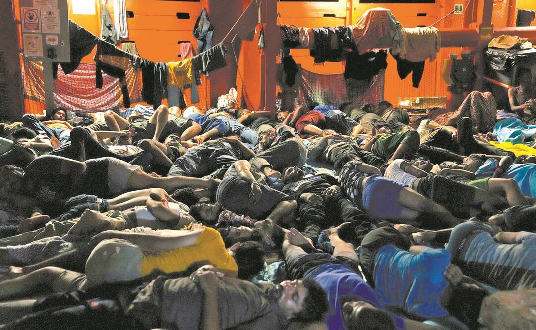 Migrantes en el barco Open Arms después de ser rescatados en el mar Mediterráneo. Foto: Petros Karadjias/ AP