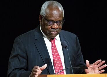 Thomas, polémico juez del Supremo de EU, admite que viajó en jet privado, "por seguridad"