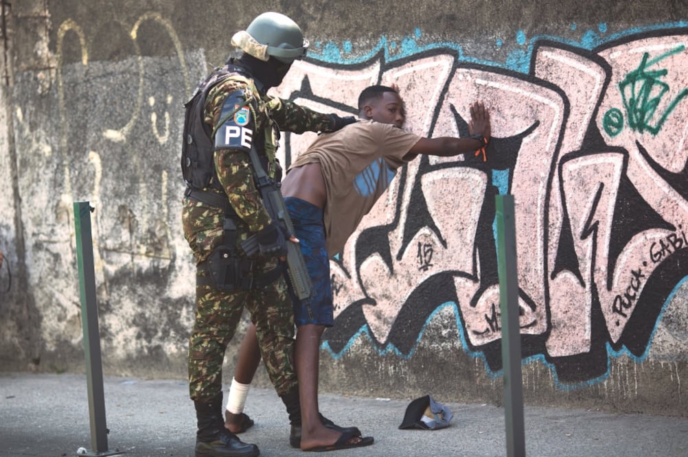 Un soldado brasileño revisa a un lugareño durante un operativo realizado ayer en la favela Complexo do Alemao, en Río de Janeiro. (SILVIA IZQUIERDO. AP)