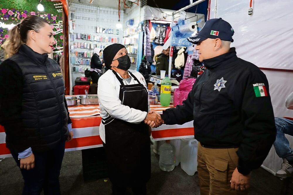 Autoridades municipales encabezaron el operativo en el bazar de Ciudad Azteca. Foto Especial