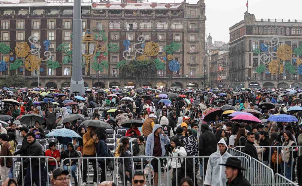 Entrega gratuita de libros de la colección "25 para el 25" por el Fondo de Cultura Económica (FCE) a jóvenes de 15 a 30 años. Foto: Gabriel Pano / EL UNIVERSAL