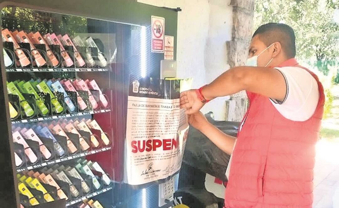 La Coprisem colocó sellos de suspensión en máquinas expendedoras de vapeadores y aseguró el producto. Foto: Especial