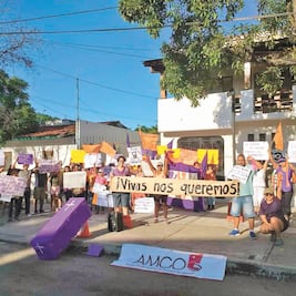 Mujeres marchan por violencia en la Costa