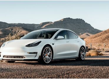 Hertz compra a Tesla 100 mil autos eléctricos; aumentan acciones en Wall Street