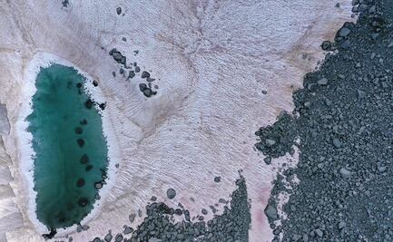 Un alga tiñe de rosa el hielo de los Alpes