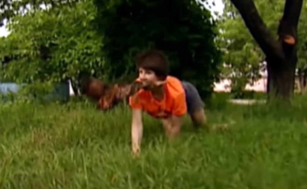 Niña salvaje: el caso de la huérfana criada por una jauría de perros en Ucrania