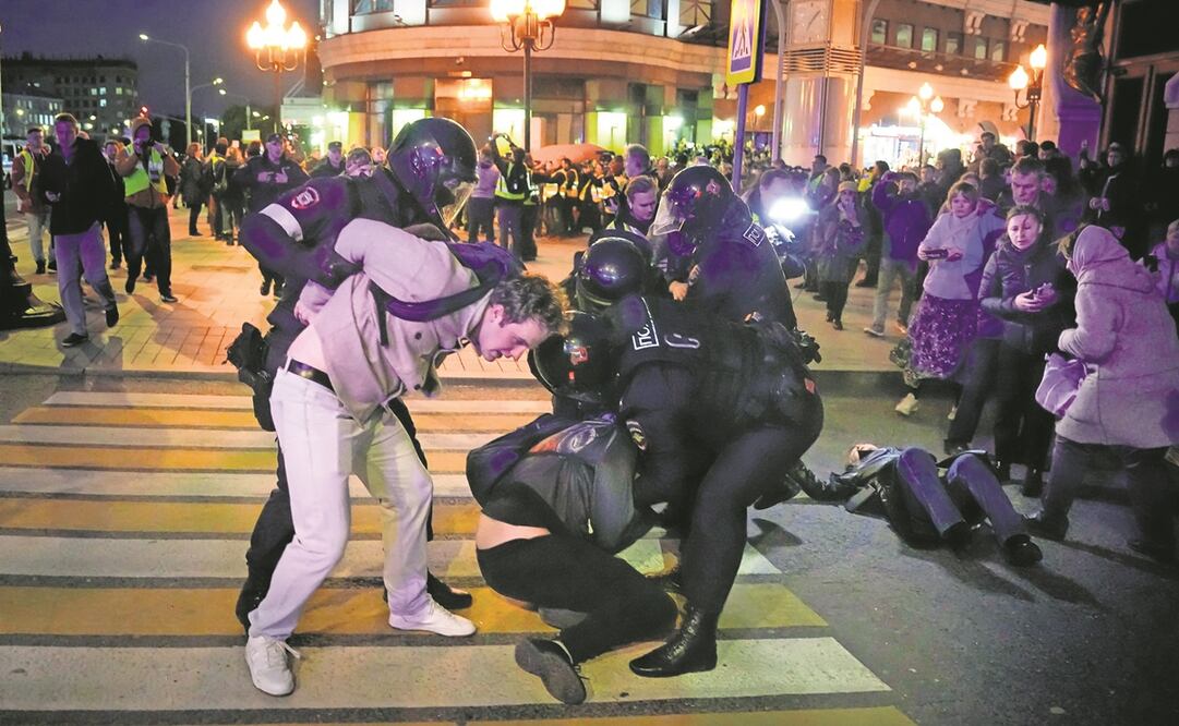 La policía antidisturbios detiene a los asistentes a una protesta, en Moscú, contra la movilización parcial de los reservistas anunciada por el presidente Putin.