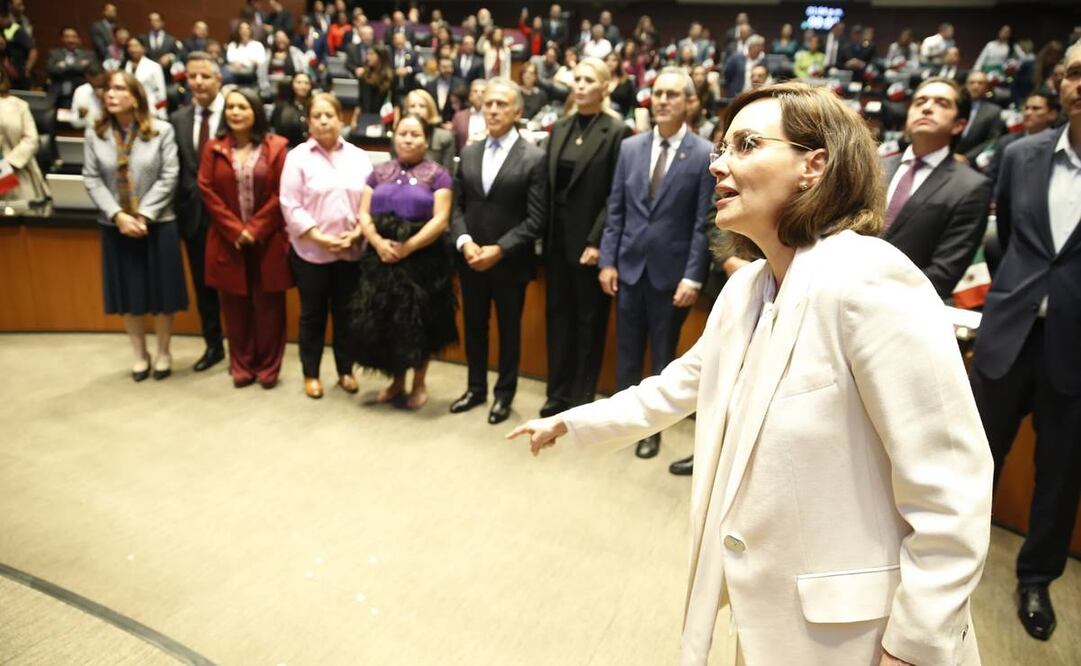 Lilly Téllez avienta monedas a Yunes Linares y lo llama "traidor a la patria". Foto: Redes sociales