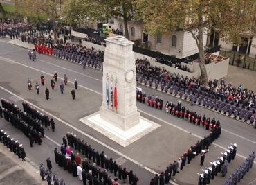 El rey Carlos y la princesa Kate aparecen en homenaje a caídos en combate