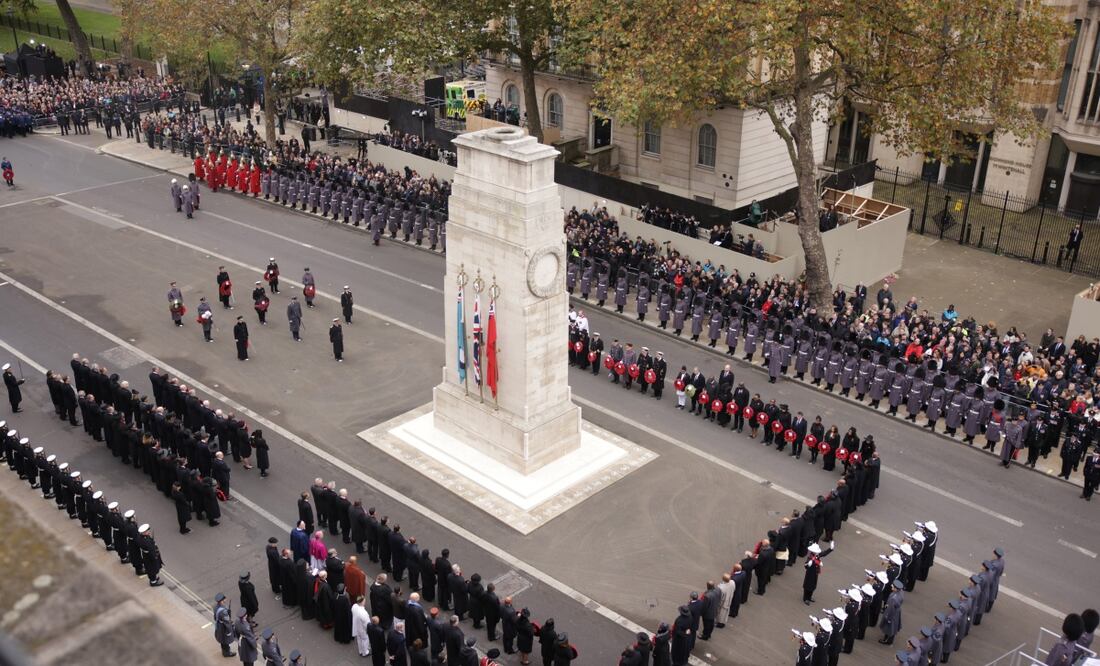 El servicio Nacional del llamado Domingo de Recuerdo celebrado el lado del Cenotafio, monumento conmemorativo ubicado en la avenida de Whitehall, empezó con los asistentes marcando dos minutos de silencio. Foto: EFE