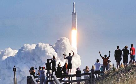 SpaceX laza un supercohete para poner un auto en órbita