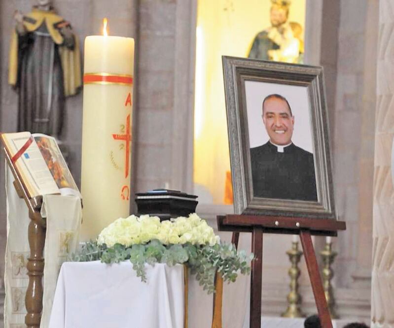 El padre Luis Salazar Santoyo falleció el pasado 24 de octubre a causa del Covid, a poco tiempo de cumplir 35 años de sacerdocio. Feligreses hicieron filas afuera de la catedral para despedirse del presbítero. Fotos: CORTESÍA