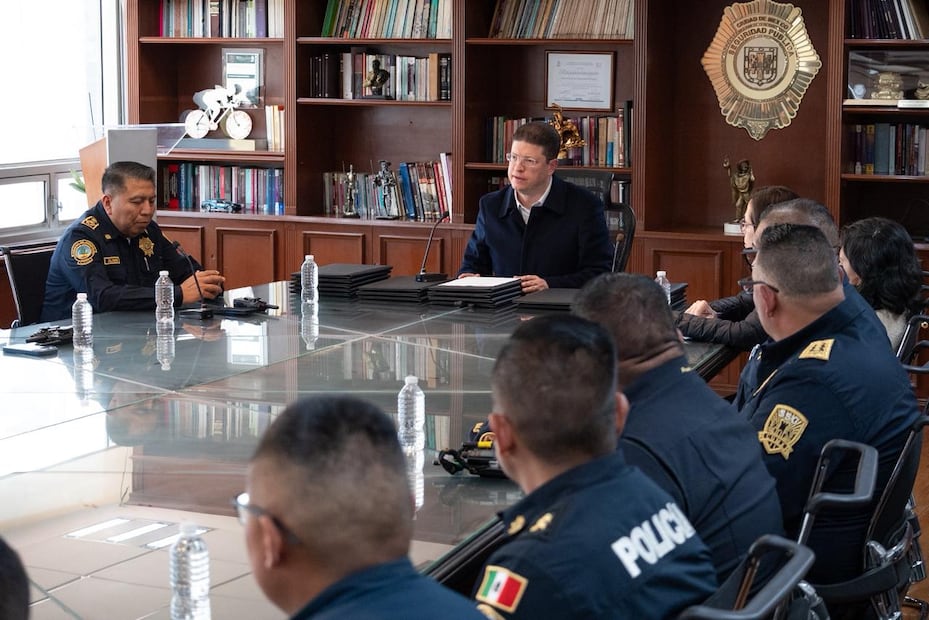 Los ascensos fueron entregados por el titular de la SSC, Pablo Vázquez Camacho,  a 18 oficiales y monitoristas de los Centros de Comando y Control (C2). (Foto: especial)