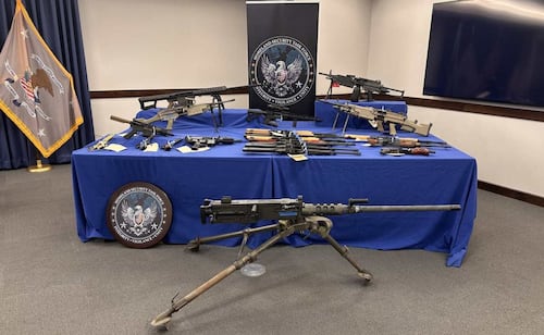 Departamento de Justicia de EU acusa a 28 personas por tráfico de armas; investigación desmantela presunta red en Arizona
