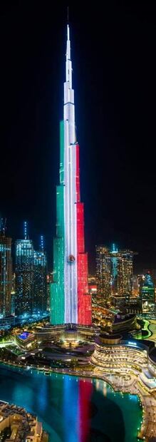 El rascacielos más alto del mundo se iluminó con los colores de México