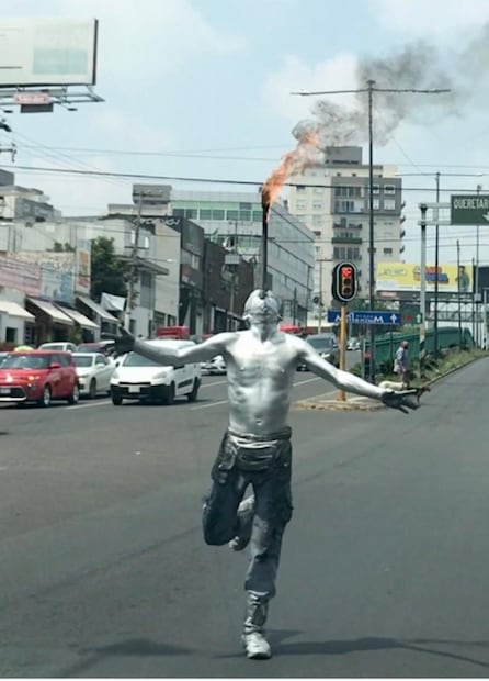 “Luis el plateado”, con cubrebocas brinda su fugaz espectáculo en las vialidades en CDMX
