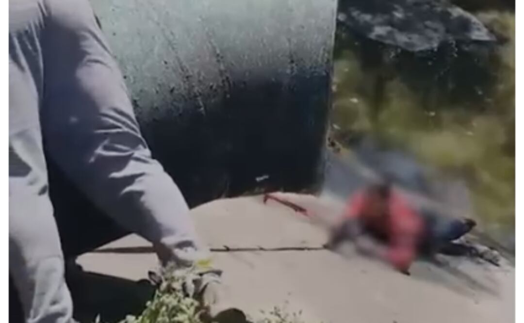Rescatan a hombre que cayó a un canal de aguas negras; policías y vecinos unieron esfuerzos en Iztapalapa. Foto: Captura de pantalla