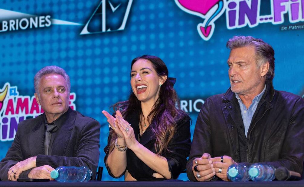 Alexis Ayala, Claudia Lizaldi y Juan Soler durante la conferencia de prensa de la obra de teatro "El Amante Infiel", en el Teatro Versalles de la Ciudad de México.
Mika Robles/Clasos.com.mx