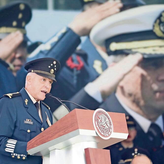 Reconoce a elementos. Salvador Cienfuegos Zepeda entregó 11 condecoraciones a elementos de la Defensa Nacional, entre ellos al subsecretario de la dependencia. (IVÁN STEPHENS. EL UNIVERSAL)