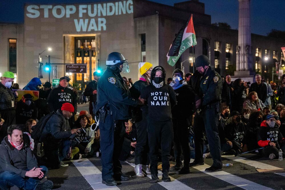 Judíos y simpatizantes participan en desobediencia civil durante un Seder de Pesaj para protestar por la guerra en Gaza el 23 de abril de 2024 en el distrito de Brooklyn de la ciudad de Nueva York. Foto: AFP