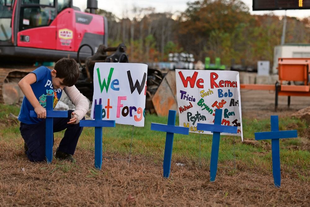 Zeke Allard honró ayer a las personas que mató Robert Card. Foto: Joe Raedler | AFP