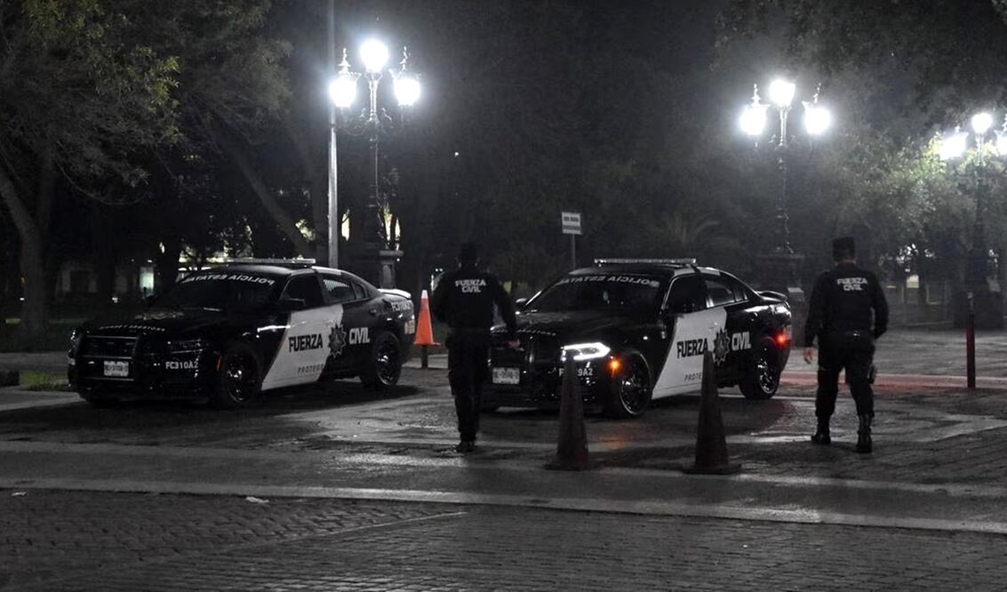 Al menos un centenar de elementos de Fuerza Civil y camiones con vallas metálicas arribaron la noche de ayer a Palacio de Gobierno de Nuevo León. Foto: Emilio Vásquez
