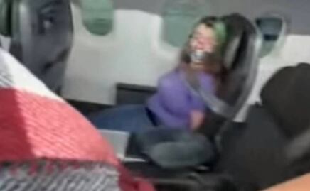 Mujer intenta abrir la puerta del avión en pleno vuelo; la amarran con cinta a un asiento
