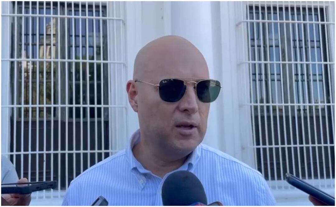 El comisario de la Agencia Ministerial de Investigación Criminal (AMIC), Carlos Flores, negó que el chaleco que portaban sujetos durante asalto a dos personas en domicilio de Sonora fuera de la corporación. Foto: Especial