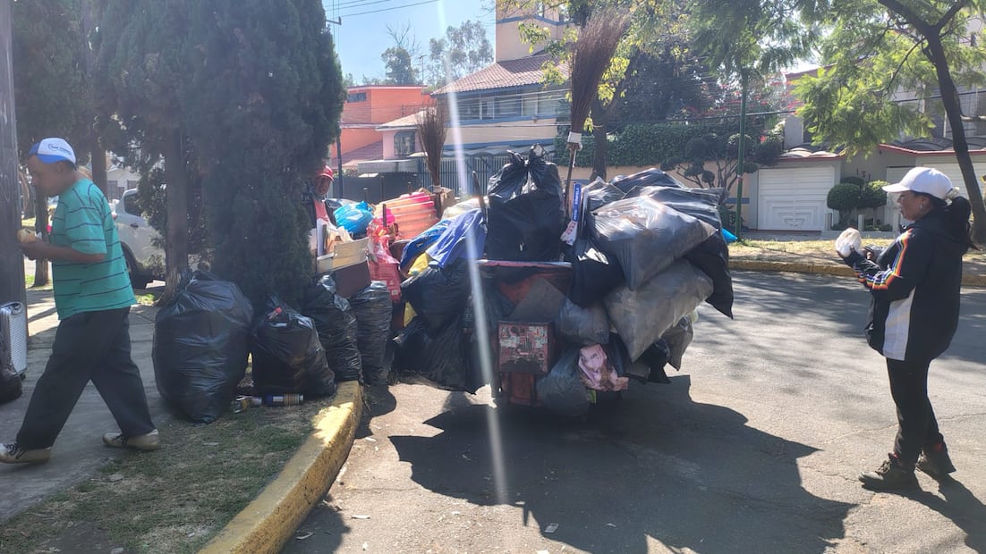 No todos los capitalinos saben de qué manera enfrentarán el nuevo esquema de recolección de basura en CDMX. (Foto: Arantxa Meave/ EL UNIVERSAL)