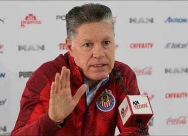 Ricardo Peláez hace firmar código de ética a jugadores de Chivas