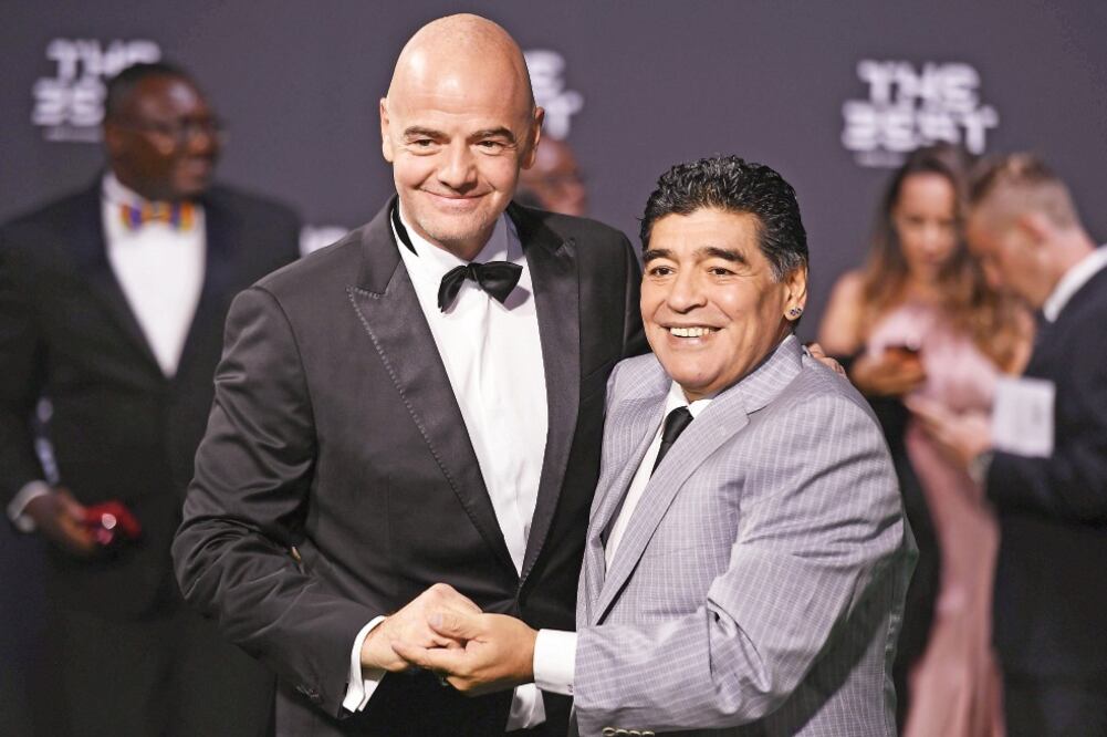 Diego Armando apoya a Infantino en su intención de crecer a 48 equipos el Mundial. (WALTER BIERI. EFE)