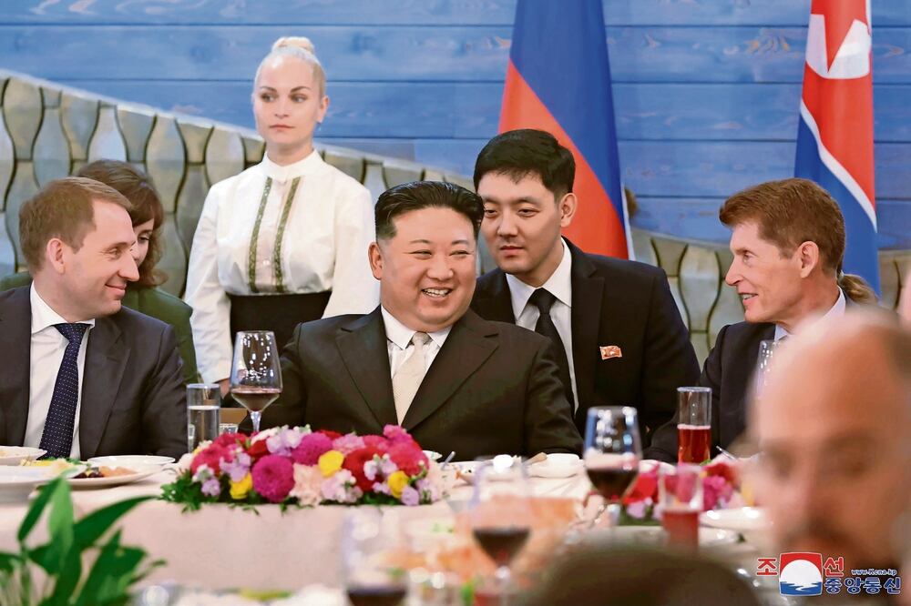Kim Jong-un, líder norcoreano, al asistir a un banquete en Vladivostok, Rusia. Foto: AFP