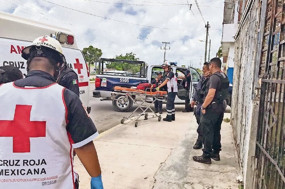 Paramédicos de la Cruz Roja Mexicana atendieron la irrupción de tres hombres armados a una de las casas de campaña de la candidata Niurka Sáliva (CORTESÍA)