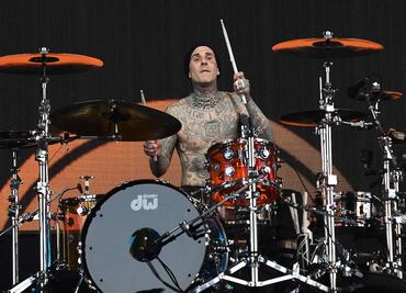 Travis Barker, de Blink-182, sigue afectado por el accidente aéreo que sufrió hace 16 años