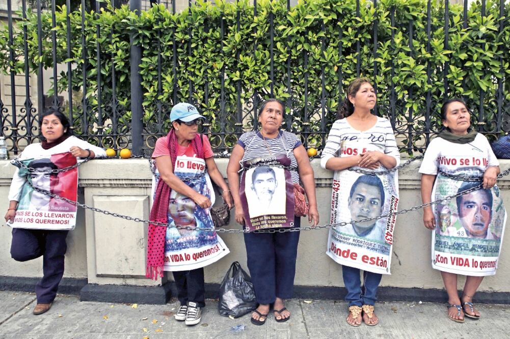 Tras la instalación de un plantón frente a la Secretaría de Gobernación, familiares de los normalistas desaparecidos sostuvieron ayer una reunión con el subsecretario Roberto Campa (HENRY ROMERO. REUTERS)