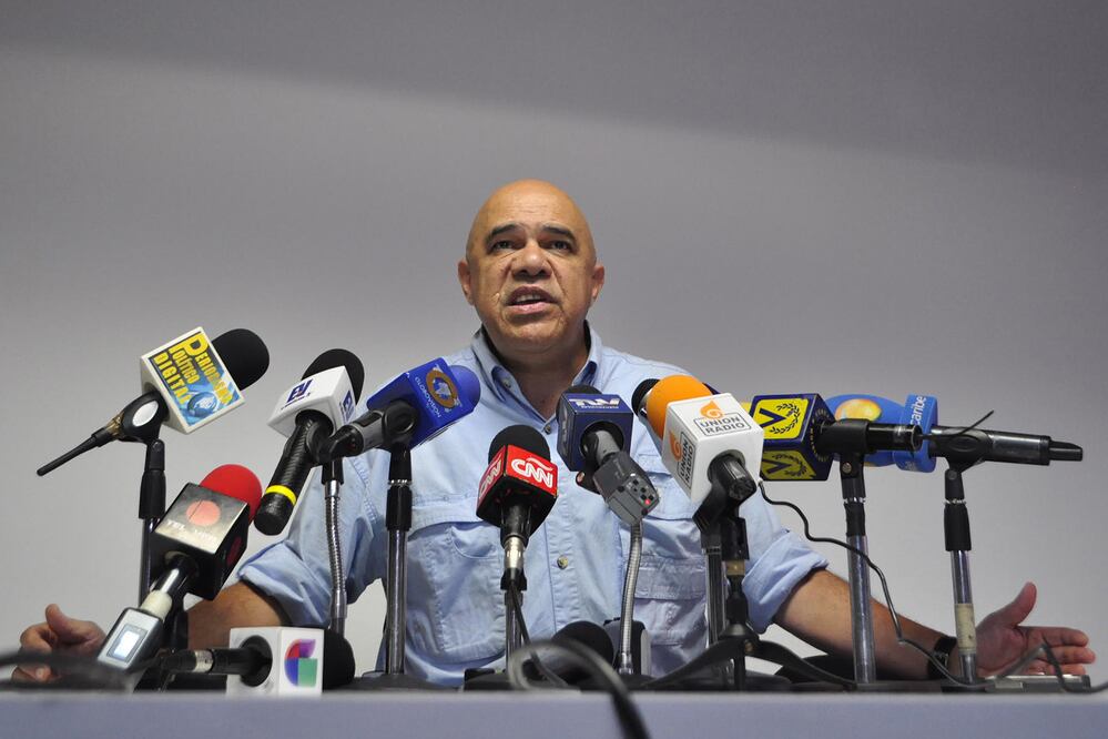 Jesús Torrealba, secretario ejecutivo de la Mesa de la Unidad Democrática, participa en una conferencia de prensa en Caracas (Foto: Xinhua)