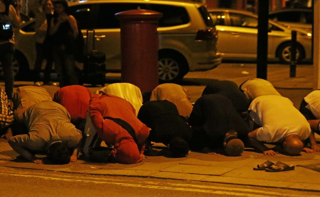 Tras el incidente en Londres, musulmanes rezan en la banqueta. (Foto: Reuters) 