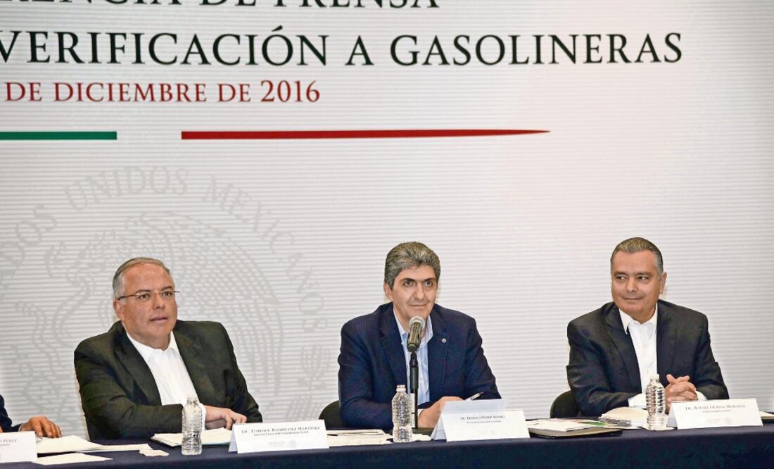 El procurador Ernesto Nemer (centro) destacó que la labor de la Profeco se va a ampliar el próximo año ante la llegada de nuevos competidores en el mercado de combustibles, aunque todavía se desconoce cuántos serán. (CORTESÍA PROFECO)