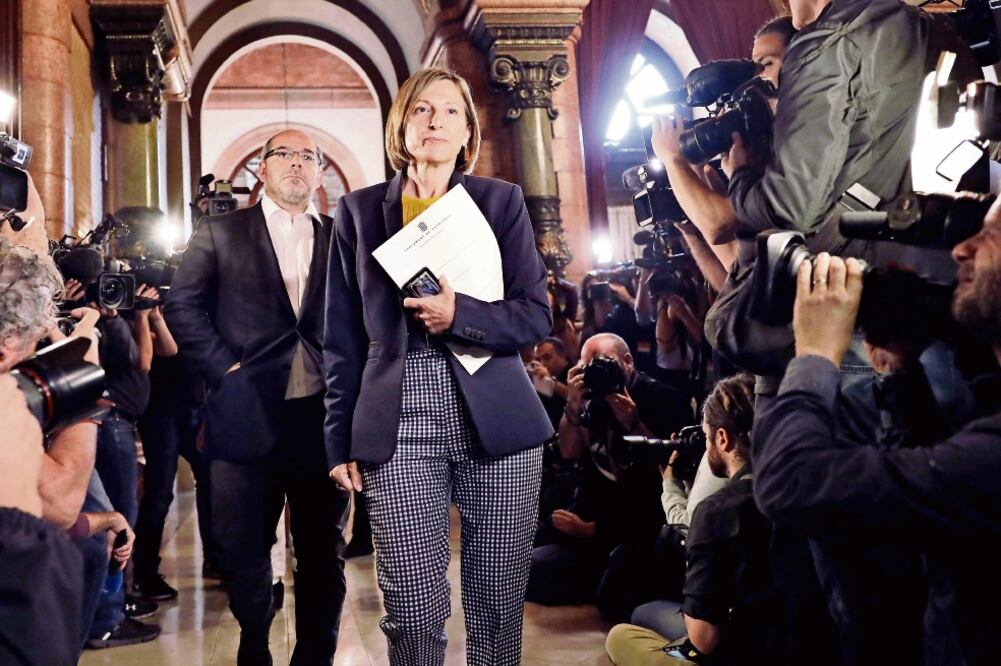 La presidenta del Parlamento catalán, Carme Forcadell, ayer al llegar a la reunión del Congreso de la región para analizar la respuesta a la aplicación del artículo 155 (ANDREU DALMAU. EFE)
