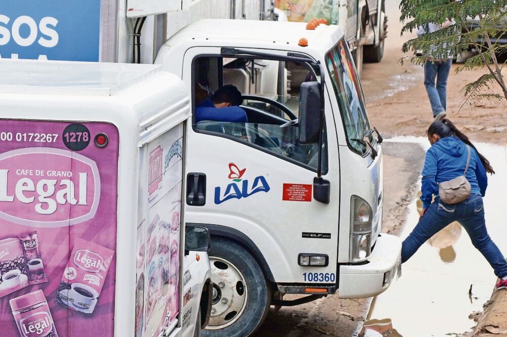 Maestros de la Sección 22 secuestraron unidades de varias empresas en el crucero de Hacienda Blanca, a las afueras de Oaxaca (ARCHIVO EL UNIVERSAL)