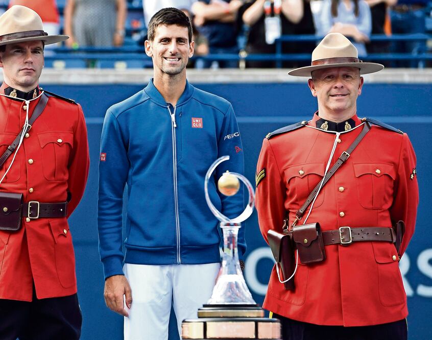 Novak posó con un elemento de la Real Policía Montada de Canadá y el trofeo obtenido (FRANK GUNN. AP)