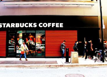 Esto gana un barista de Starbucks en México y sí... trabajan 8 horas
