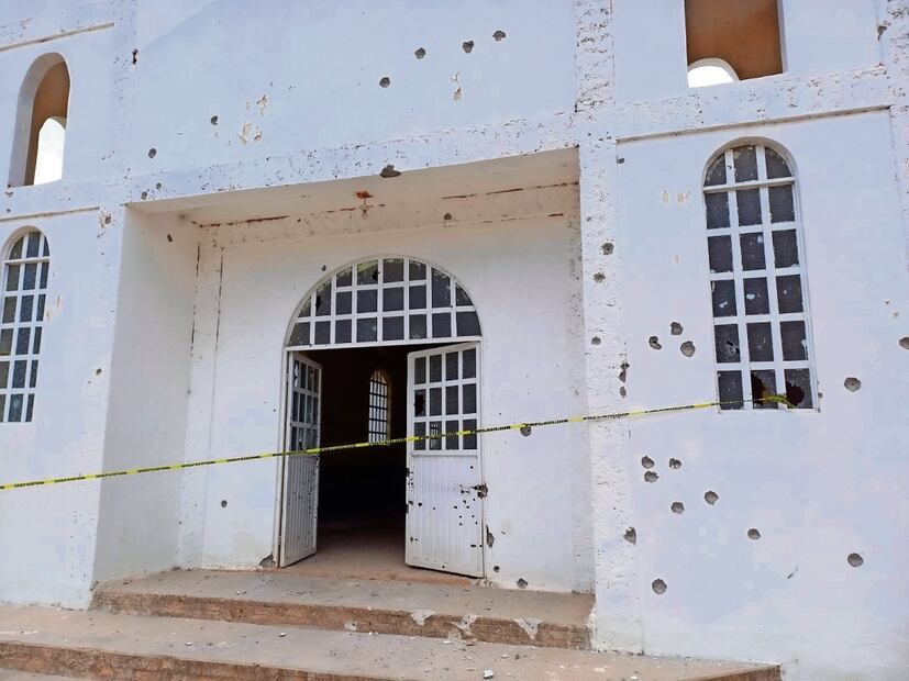 Así dejaron paredes, puertas y ventanas los sicarios tras la balacera. Foto: Especial