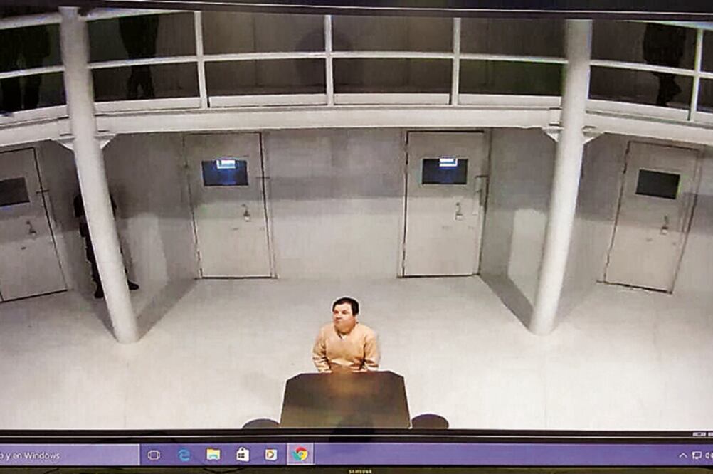 Imagen tomada de la cuenta de Twitter del secretario de Gobernación, Miguel Ángel Osorio Chong, en la que se observa a Guzmán Loera en prisión (ARCHIVO EL UNIVERSAL)