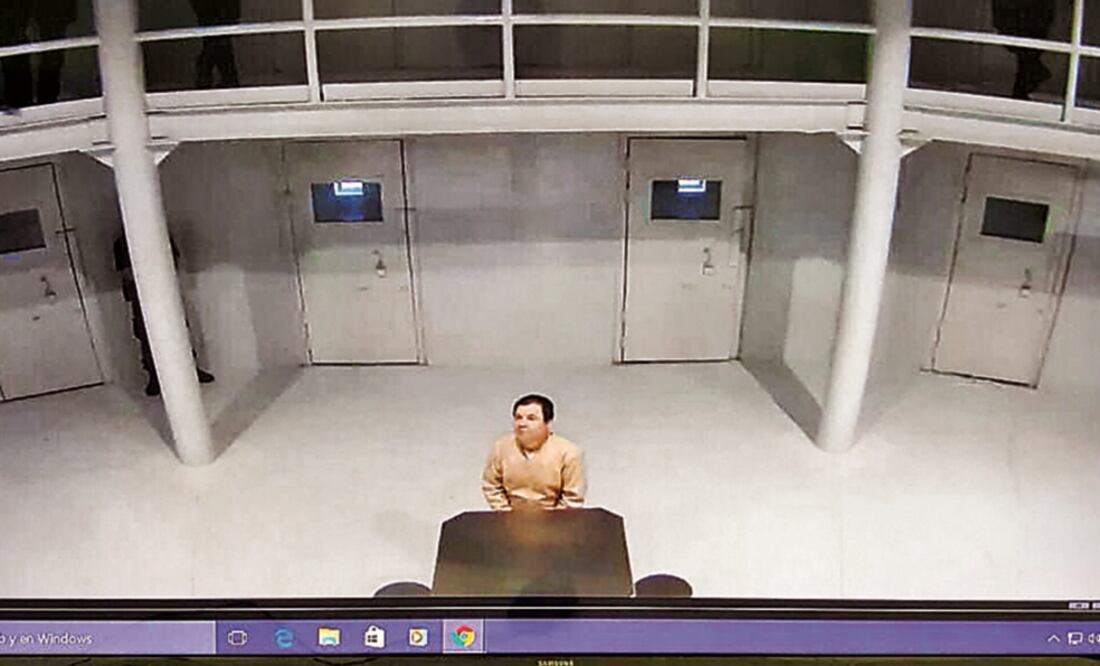 Imagen tomada de la cuenta de Twitter del secretario de Gobernación, Miguel Ángel Osorio Chong, en la que se observa a Guzmán Loera en prisión (ARCHIVO EL UNIVERSAL)