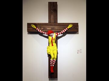Museo retirará escultura del payaso McDonald crucificado tras protestas