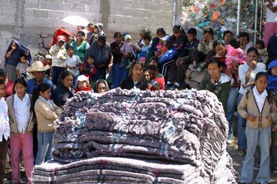 Distribuyen ropa invernal en comunidades de Chilpancingo