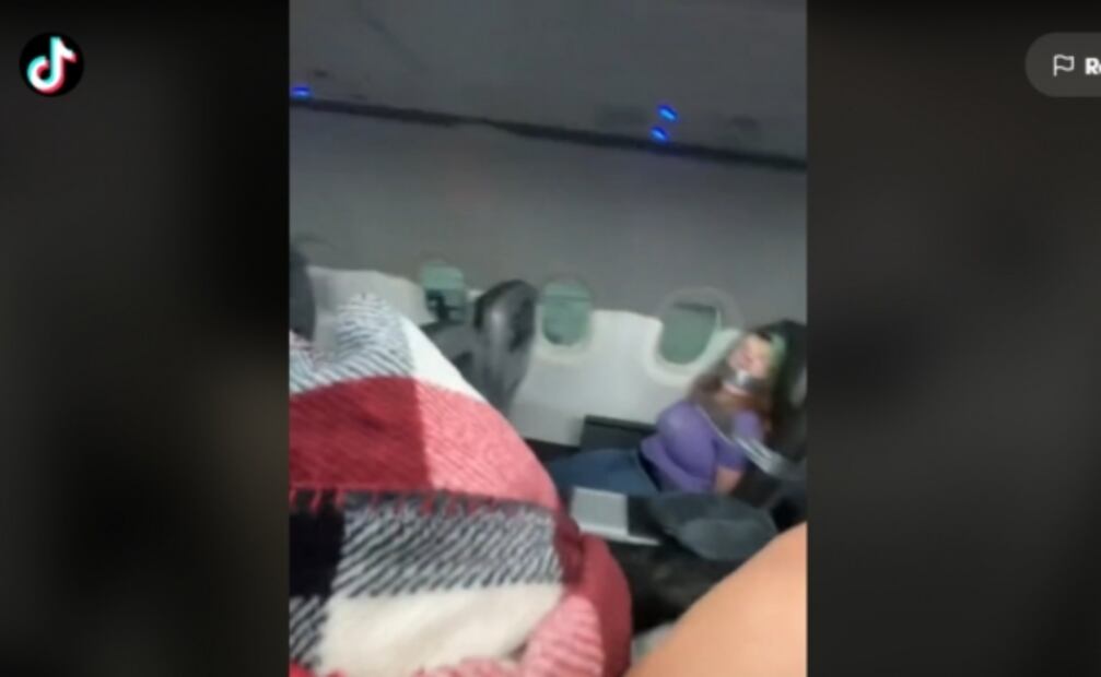 ¿Puede una aerolínea amarrar a un pasajero problemático?