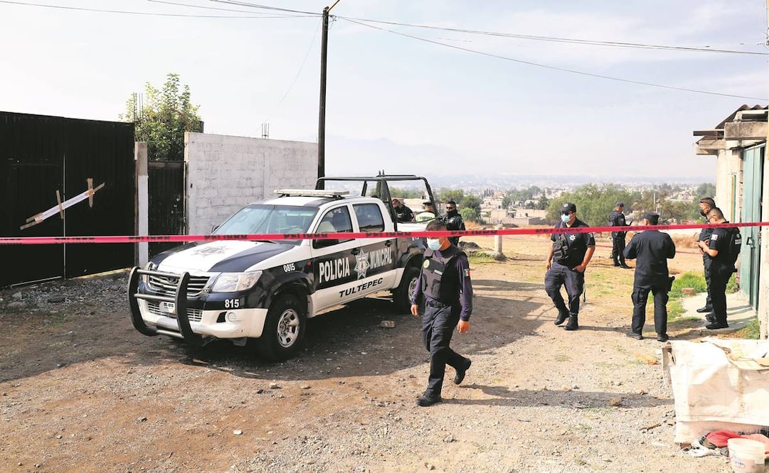 Policías del Edomex resguardan la casa ubicada en la cerrada Mazahua, donde se hallaron los cuerpos de la familia. Foto: EFE.