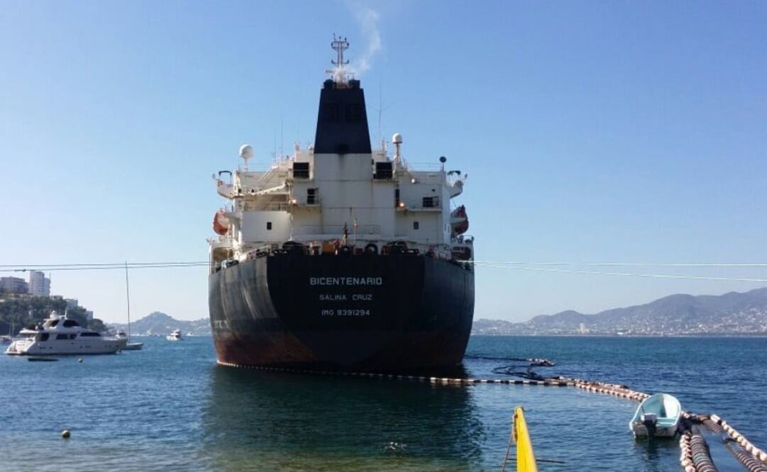Ayer viernes, Pemex informó que un buque descargó 30 mil barriles de Magna y 10 mil de Premium en Acapulco. Fotografía Especial